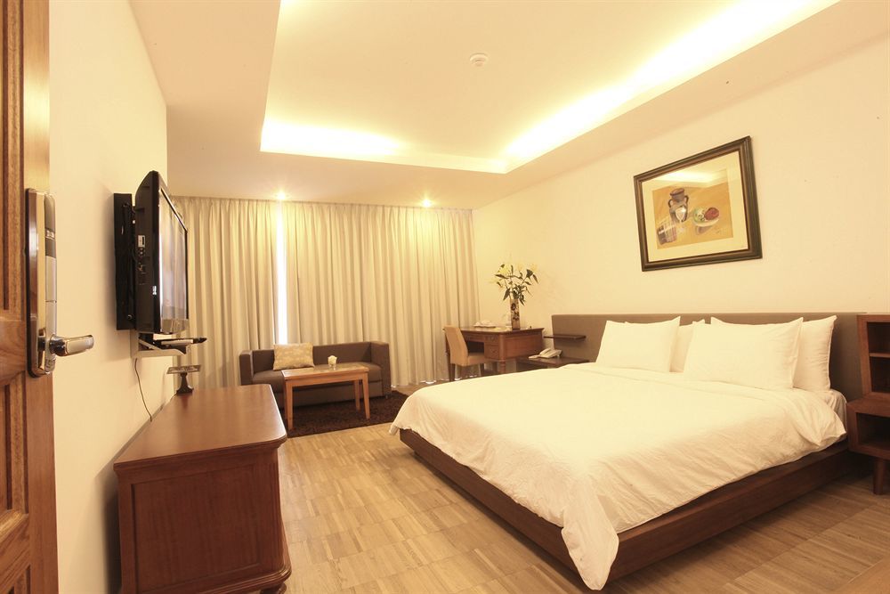 Crown Diamond Hotel - Phu My Hung District 7 Хошимин Экстерьер фото