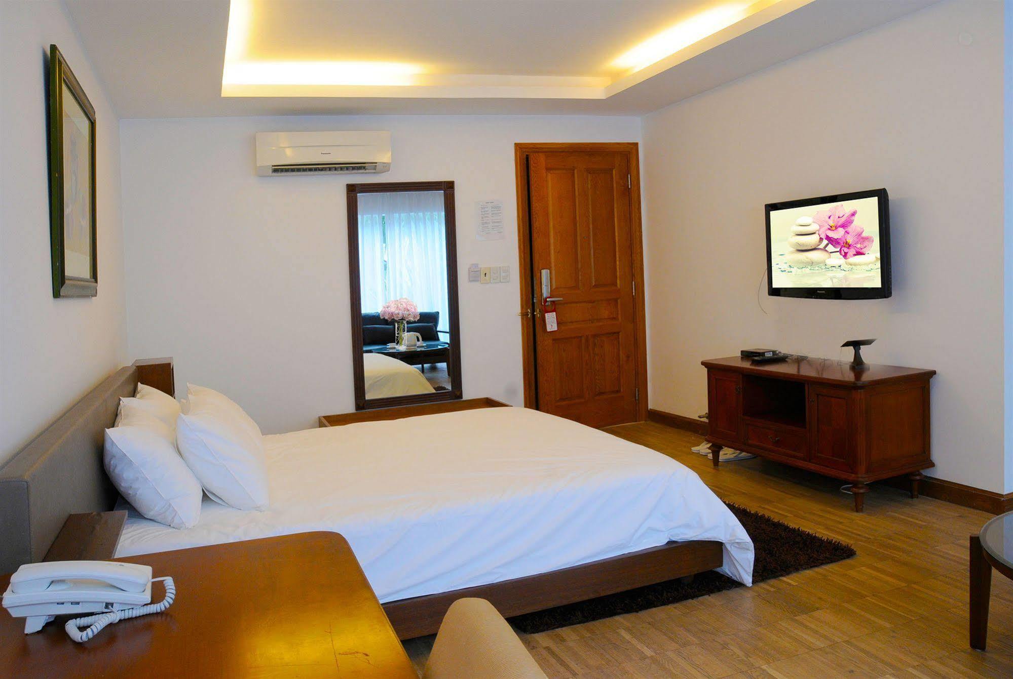 Crown Diamond Hotel - Phu My Hung District 7 Хошимин Экстерьер фото