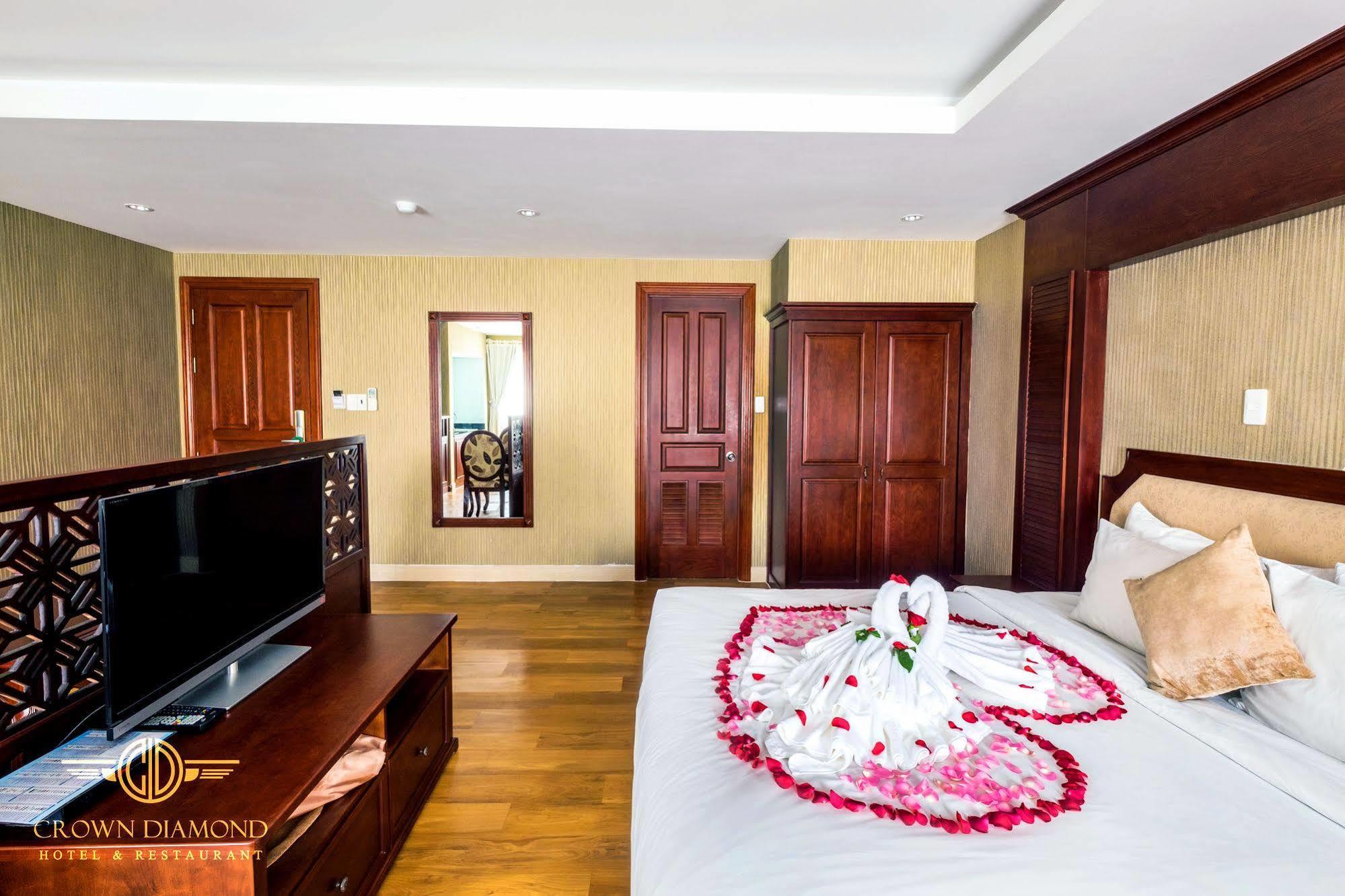 Crown Diamond Hotel - Phu My Hung District 7 Хошимин Экстерьер фото